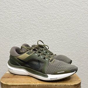 Nike Air zoom Vomero 16 Running Sneaker Size 9